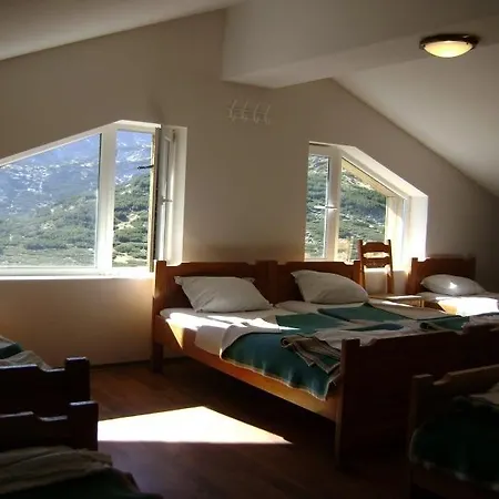 Rilski Ezera Hut